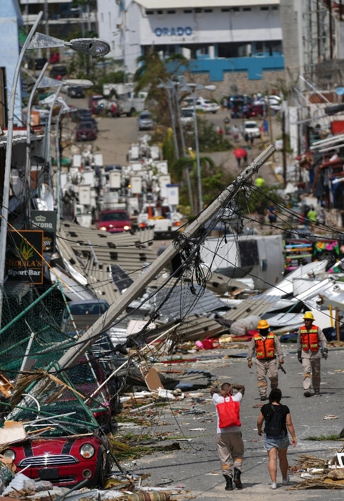Colapso de postes de luz y de teléfono en el puerto de Acapulco tras el paso de Otis. Foto Ap