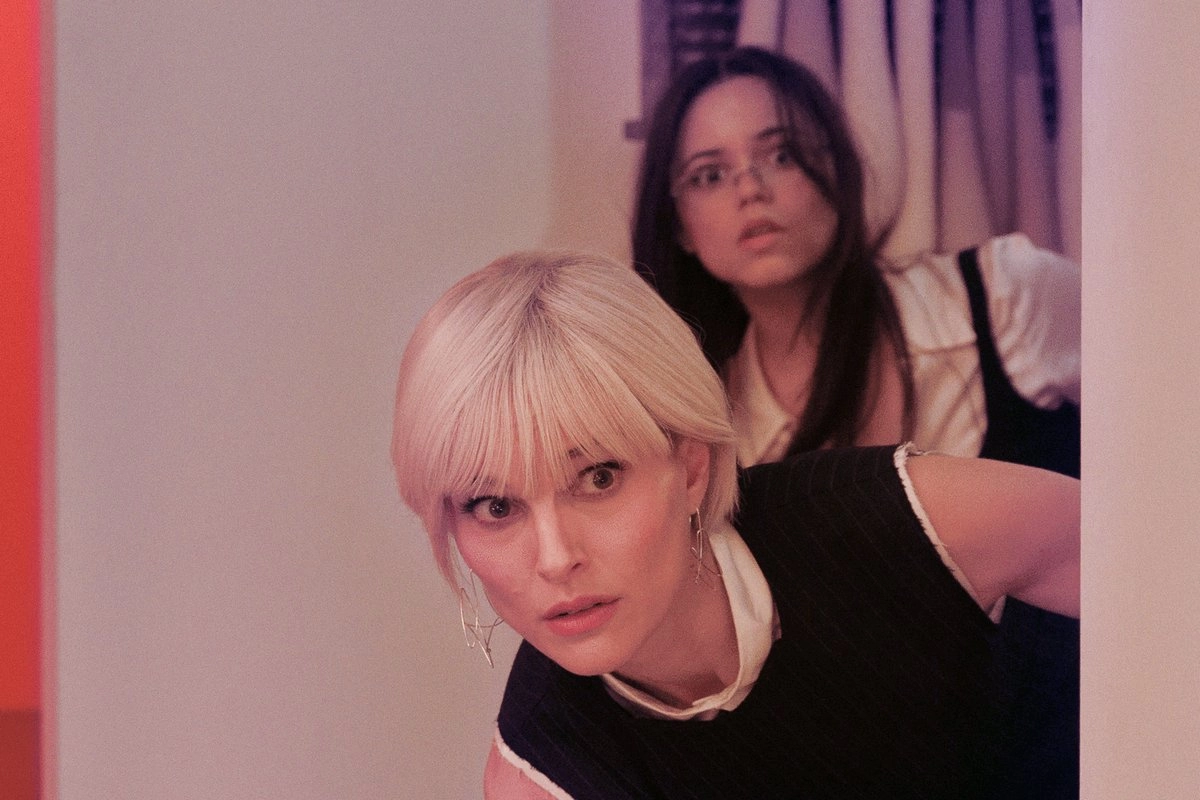 En el festival de Sundance 2026 se proyectará 'The Gallerist', un thriller que reúne a la actriz ganadora del Óscar Natalie Portman y a la joven estrella Jenna Ortega, que narra la historia de una galerista desesperada por vender un cadáver en la famosa feria de arte contemporáneo Art Basel de Miami.