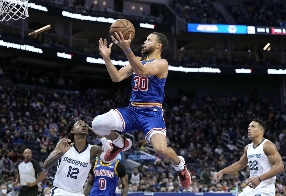 Stephen Curry #30 de los Golden State Warriors conduce a la canasta contra los Memphis Grizzlies. Foto Afp