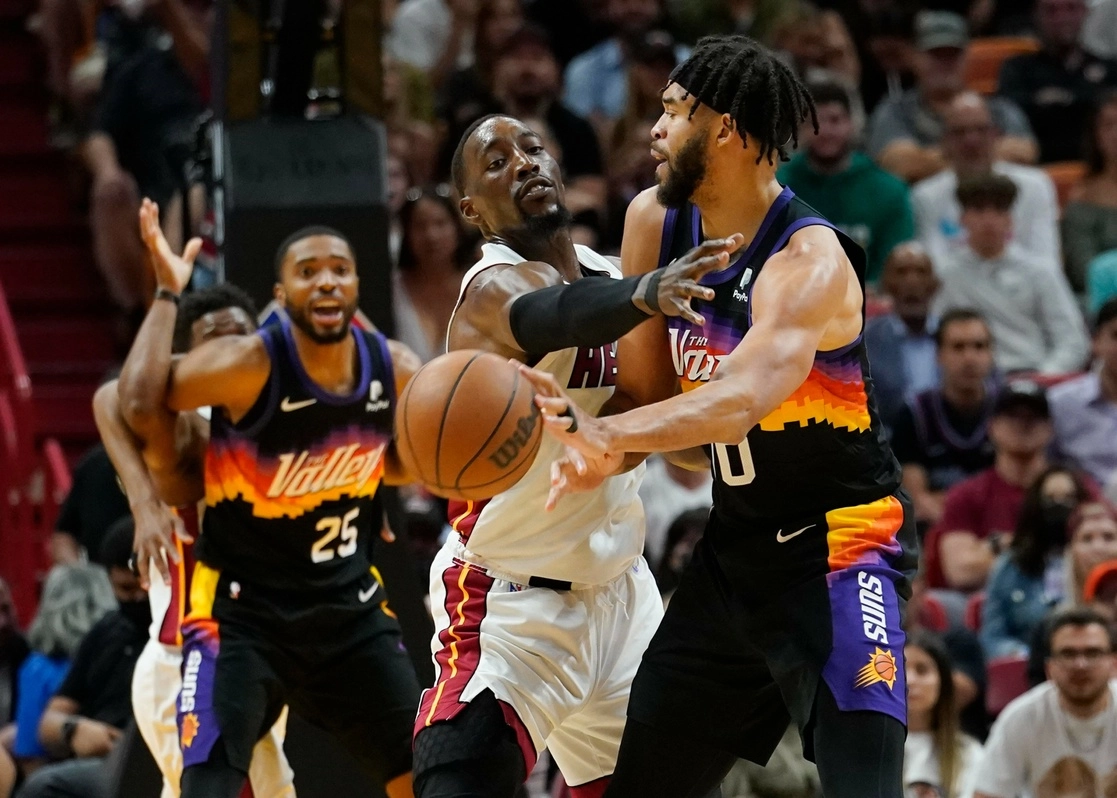 Una de las jugadas del Suns frente al Heat. Foto Ap