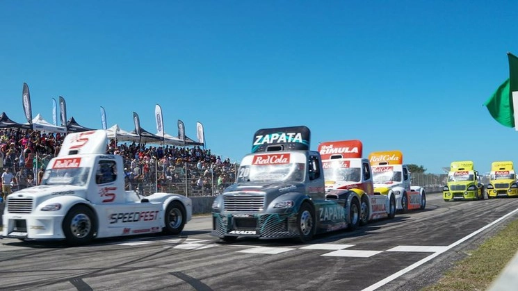 Para la Súper Copa en San Luis Potosí se confirma la participación de Homero Richards, piloto de Grupo Zapata, quien conducirá el Tractocamión Freightliner número 20. Foto cortesía Freightliner. 