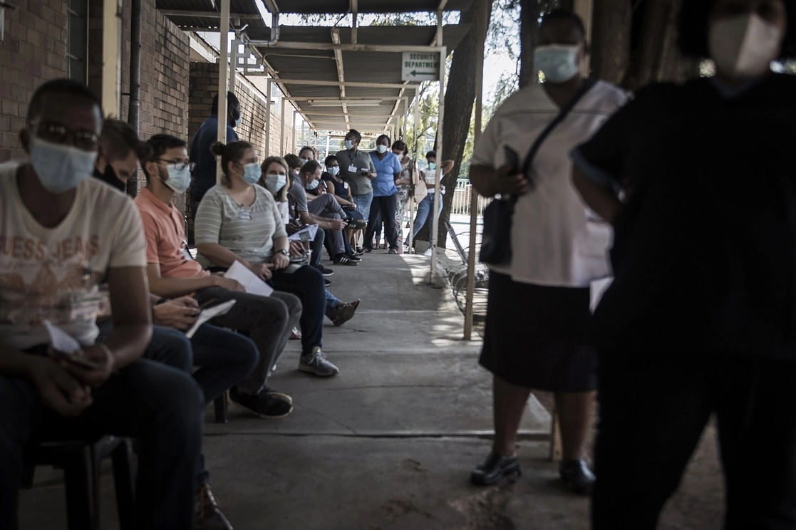 Trabajadores de salud esperan para ser vacunados contra el coronavirus en Klerksdorp, Sudáfrica, el 18 de febrero de 2021. Foto Ap