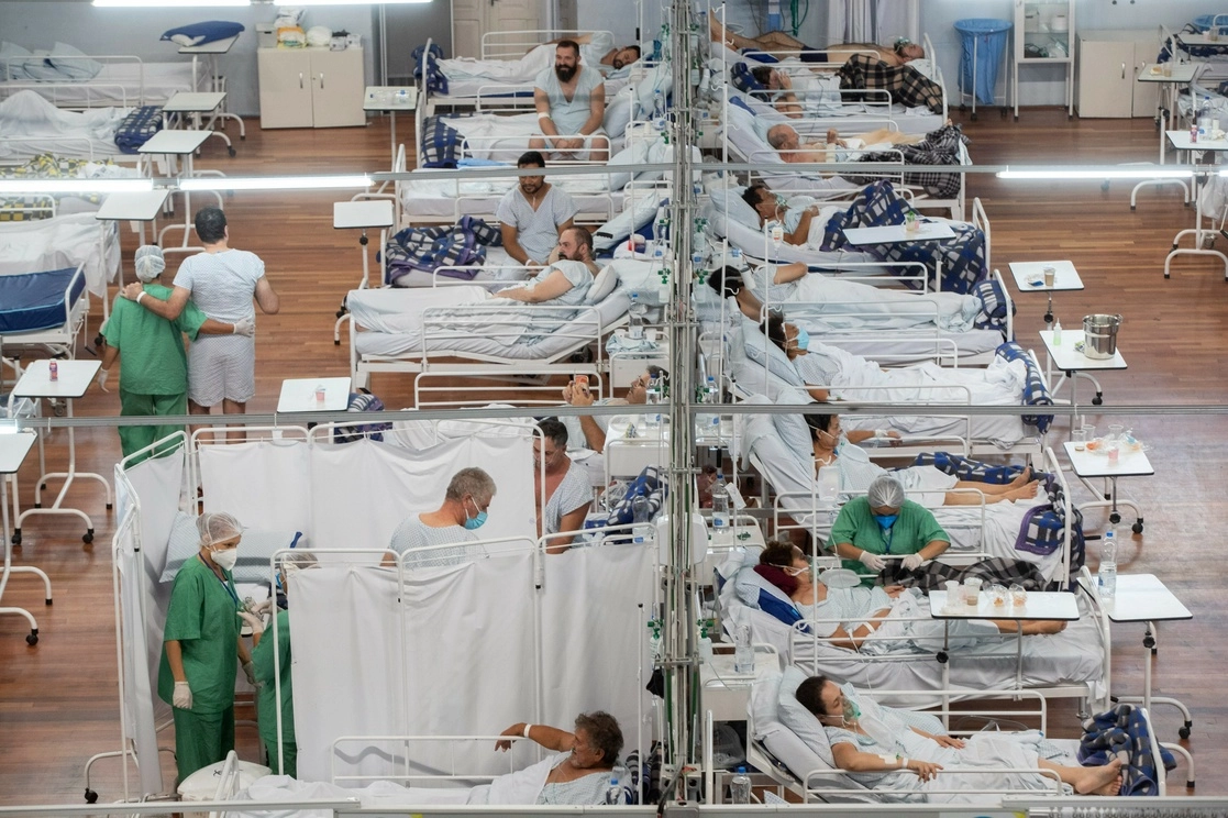 Unidad para pacientes Covid en un deportivo ubicado en Santo Andre, a las afueras de Sao Paulo, Brasil. Foto Ap / Archivo