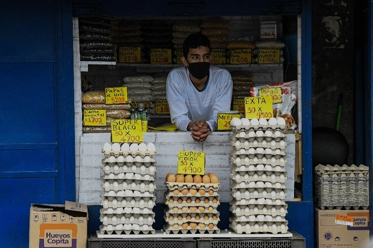 Un vendedor porta una mascarilla mientras espera por clientes, en Santiago, capital de Chile, el 28 de mayo de 2020. Foto Xinhua