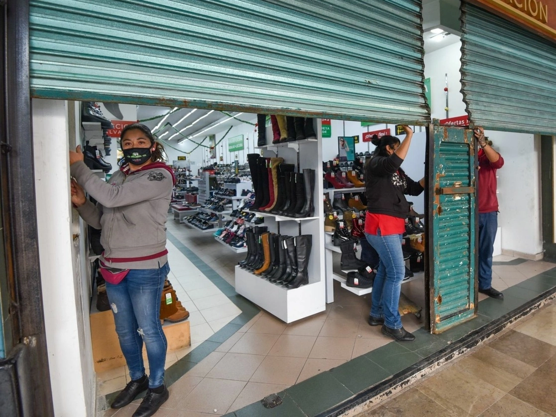 Los establecimientos considerados no esenciales cierran el acceso al público a las 17 horas, en la ciudad de Toluca, estado de México, para evitar la propagación de contagios de Covid-19. Foto Cuartoscuro