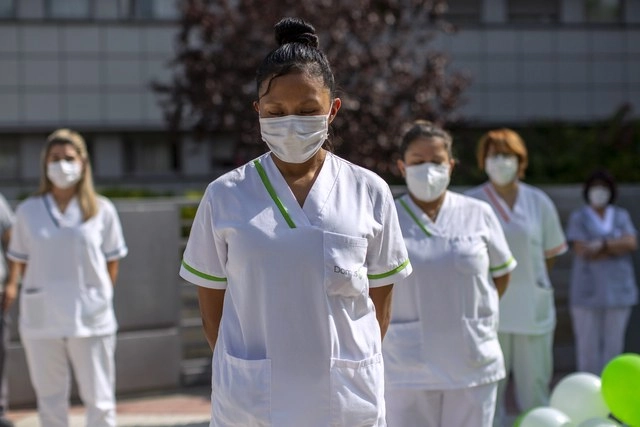 Enfermeras guardan un minuto de silencio en apoyo de los trabajadores de salud en Madrid, España. Foto Ap 