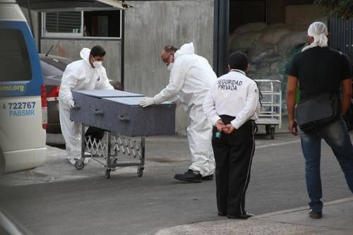 Trabajadores de una funeraria sacan del hospital 89 del Instituto Mexicano del Seguro Social, ubicado en Guadalajara, Jalisco, el cuerpo de una persona que falleció de Covid-19. Foto Arturo Campos Cedillo