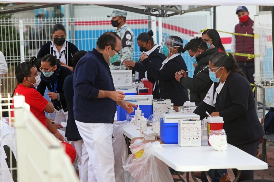 Personal de enfermería del Hospital General de Occidente, en Jalisco, preparan la vacuna para posteriormente aplicarla al personal médico de primera línea, el 13 de enero de 2021. Foto Cuartoscuro