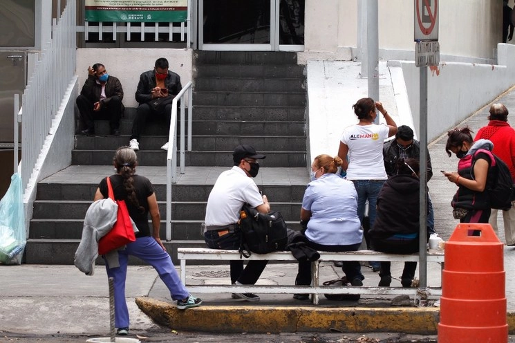 Familiares esperan alguna información de su paciente afuera del hospital general de Zona 1A del IMSS, durante la fase 3 de la pandemia de Covid-19 en la Ciudad de México. Foto Cristina Rodríguez