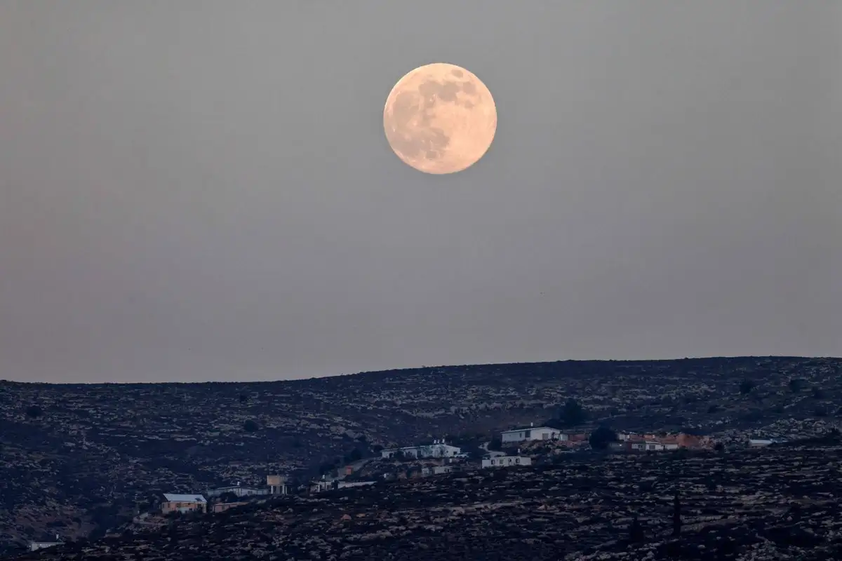 Superluna vista desde Nablus, Cisjordania. Foto