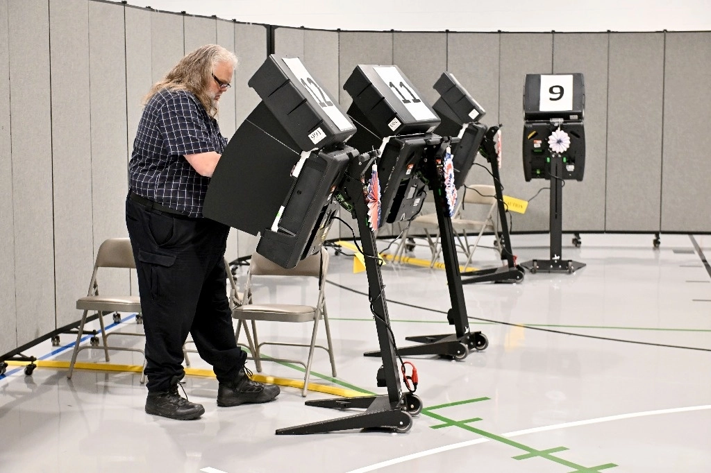 Un votante registra su sufragio en un centro de votación de Springsdale, Arkansas, en el contexto del Supermartes, donde 16 estados definirán a los candidatos presidenciales en Estados Unidos. Foto Ap.