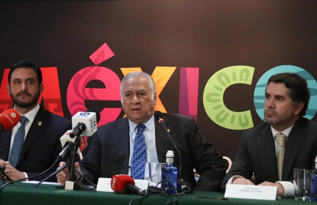 El secretario de Turismo, Miguel Torruco, ofrece conferencia de prensa en la embajada de México en Madrid, España, el 22 de enero de 2024. Foto Armando Tejeda