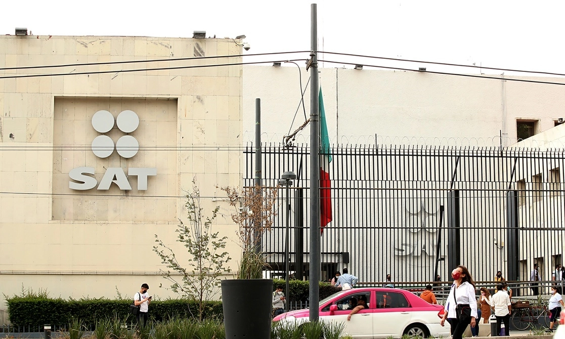 Fachada de las oficinas del SAT en la CDMX. Foto María Luisa Severiano / Archivo