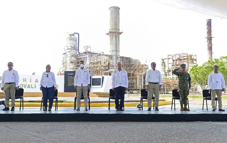 Al supervisar el avance de los trabajos en la refinería “Ing. Antonio Dovalí Jaime”, el mandatario afirmó que es importante la modernización del Sistema Nacional de Refinación para “garantizar nuestra independencia como nación libre y soberana”. Foto Presidencia