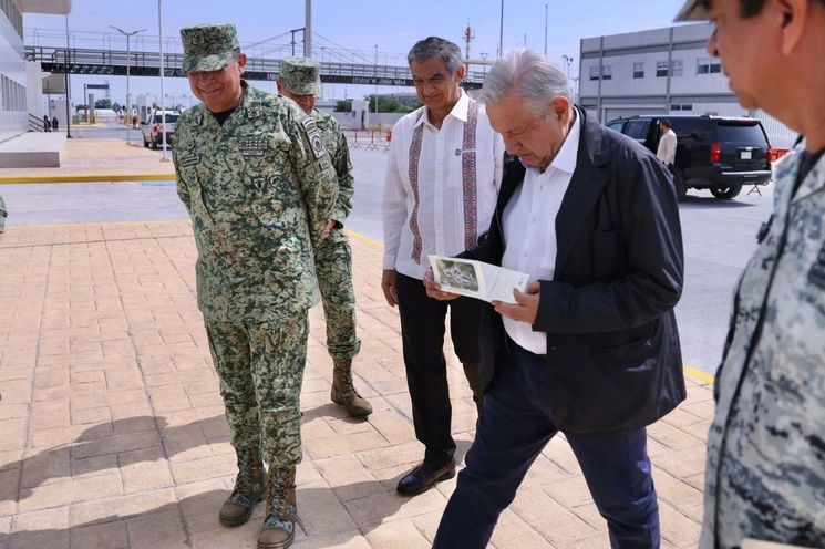 El presidente Andrés Manuel López Obrador estuvo acompañado de autoridades federales y del gobernador del estado Américo Villarreal. Imagen tomada del Twitter @Dr_AVillarreal