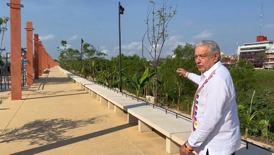 El presidente Andrés Manuel López Obrador supervisó los avances en la construcción del nuevo malecón de Villahermosa. Foto tomada del Twitter @lopezobrador_
