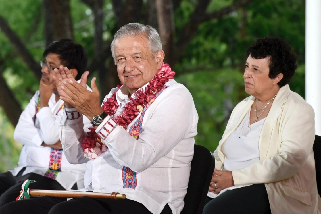 El presidente Andrés Manuel López Obrador (c,izq) durante su encuentro con pobladores de Santiago Pinotepa Nacional. Foto Presidencia