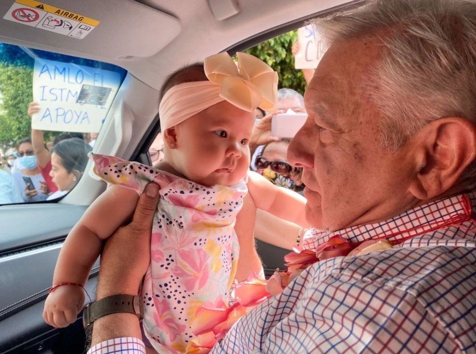 “Miren esta hermosura que me encontré al salir del hotel en Salina Cruz, antes de iniciar la supervisión de la rehabilitación de la refinería y de la carretera de Puerto Escondido a Oaxaca”, publicó el presidente Andrés Manuel López Obrador. Foto tomada del Twitter @lopezobrador_
