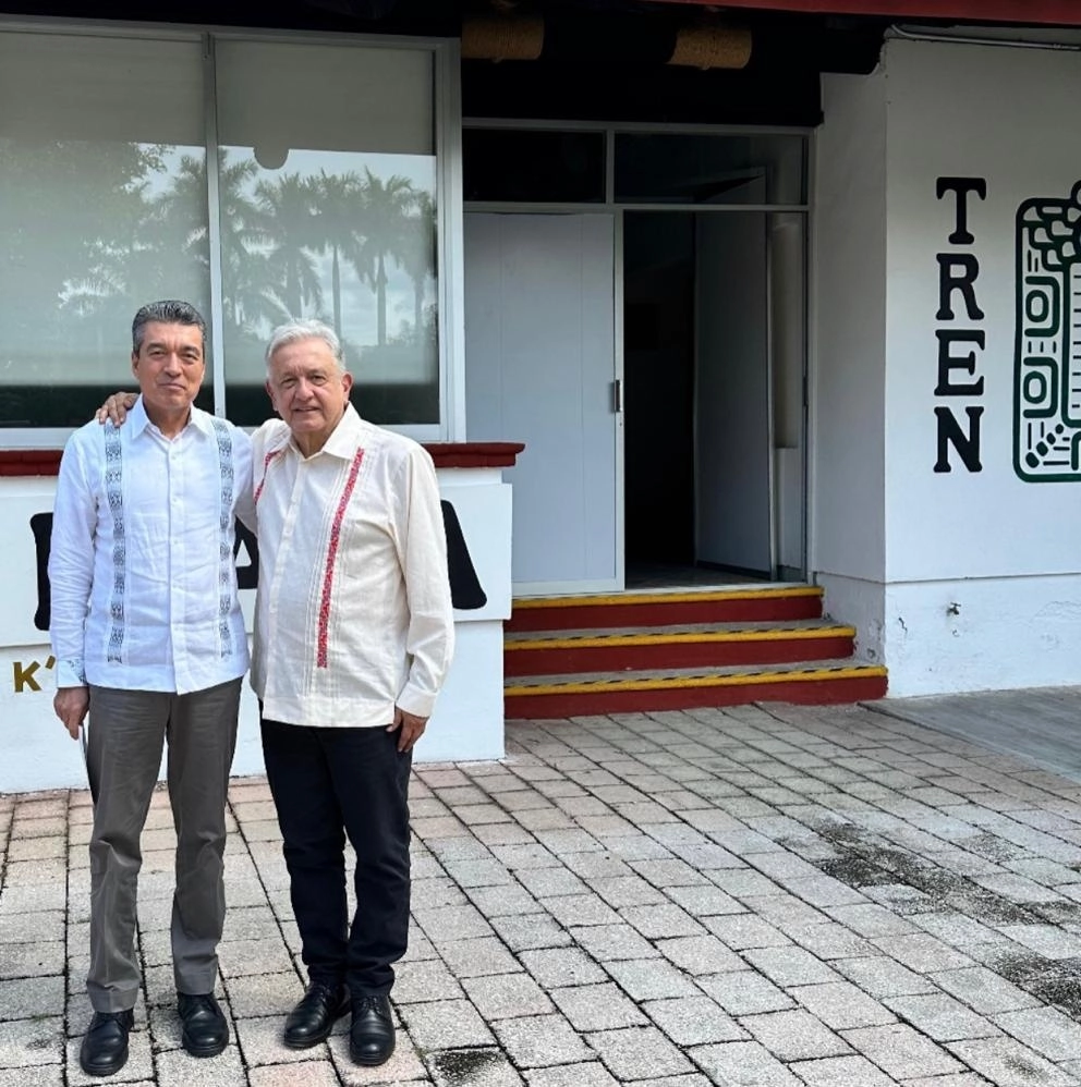 “Hoy viernes coincidimos en Palenque, Chiapas, con nuestro muy querido presidente @lopezobrador_, durante la supervisión del Tramo 1 del Tren Maya, una magna obra que traerá inversiones para todo el Sur-Sureste y desde luego, para todas y todos los chiapanecos”, posteó en la red social X el gobernador. Foto tomada de X @RutilioEscandon.