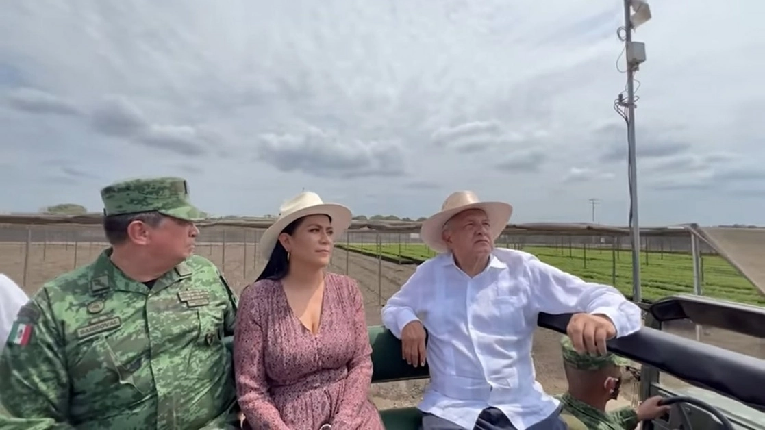El presidente Andrés Manuel López Obrador (izq) junto con los titulares de Bienestar, Ariadna Montiel (c) y de Sedena, Luis Cresencio Sandoval (izq). Fotograma tomado del video emitido en redes sociales 