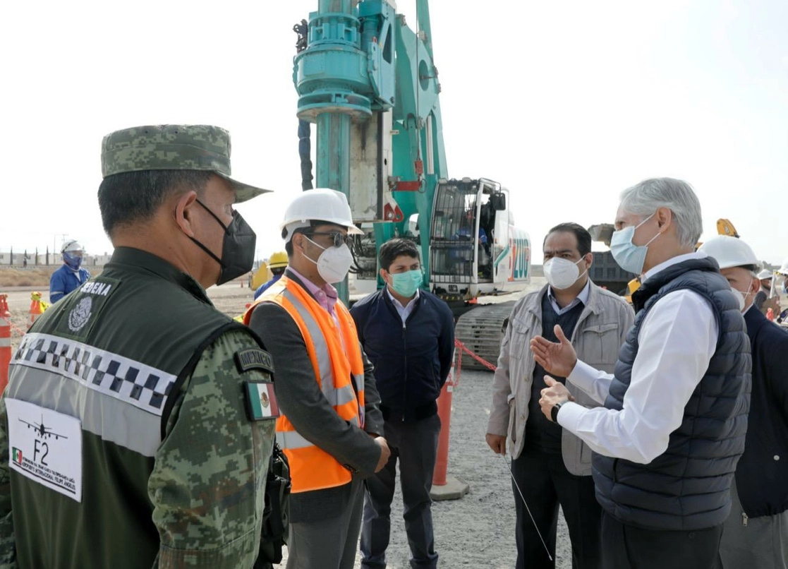 El gobernador durante su recorrido por la obra. Foto La Jornada