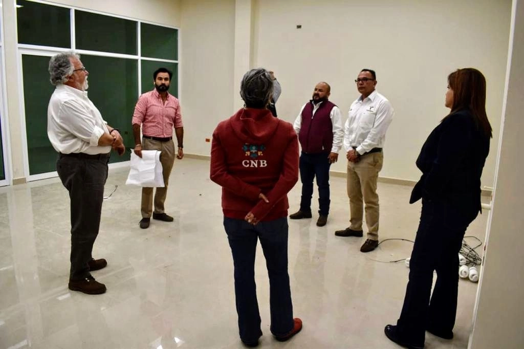 El subsecretario de DH de la SG, Alejandro Encinas (izq) durante la visita al Centro de Identificación Humana. Foto tomada de la cuenta de Twitter @A_Encinas_R