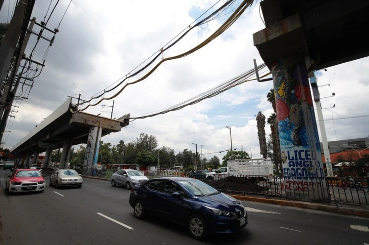 Aspectos de la zona del colapso de un tramo de la Línea 12 del Metro sobre avenida Tláhuac. Foto Cristina Rodríguez / archivo
