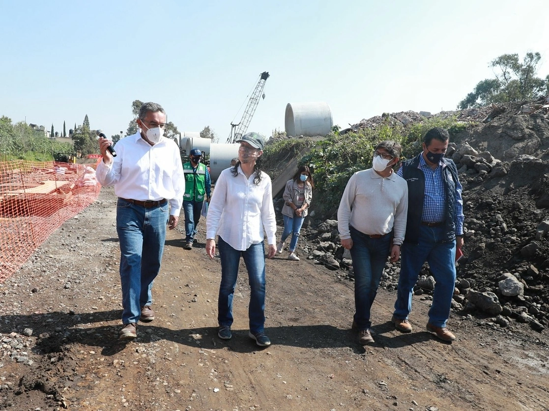 La jefa de Gobierno, Claudia Sheinbaum, y Rafael Carmona, director general de Sistema de Aguas, acompañados del alcalde de Tláhuac, Raymundo Martínez, recorrieron ayer las obras del colector Gitana 1 y Gitana 2. Foto María Luisa Severiano