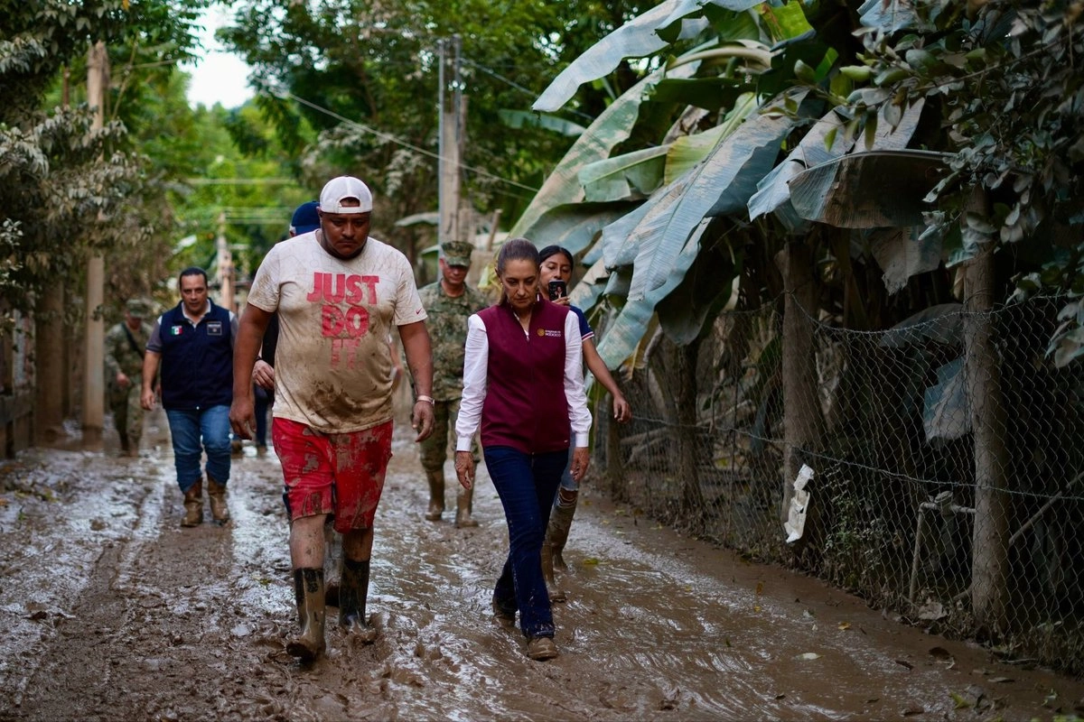 La presindenta Claudia Sheinbuam estuvo en Tempoal, Veracruz, municipio afectado por las intensas lluvias, el 17 de octubre de 2025. Foto