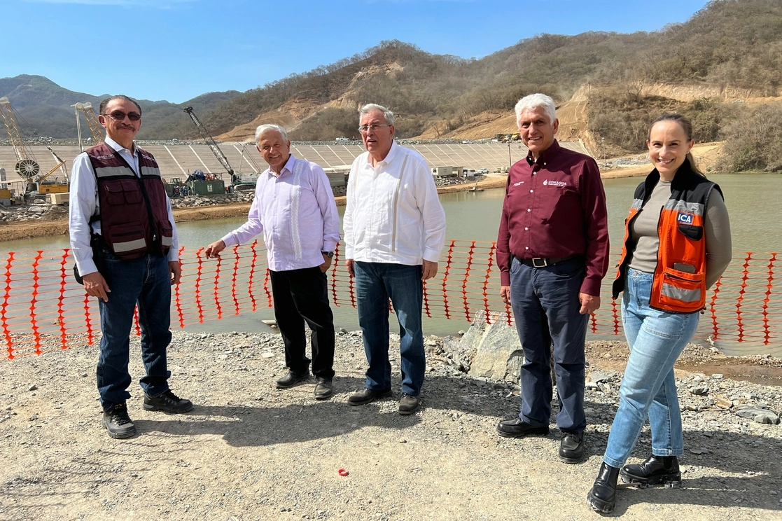 El presidente Andrés Manuel López Obrador publicó esta imagen en la que aparece acompañado de la directora del emporio constructor ICA, Guadalupe Phillips Margain; el gobernador de Sinaloa, Rubén Rocha, y el director de Conagua, Germán Martínez Santoyo. Foto tomada del Twitter de @lopezobrador_