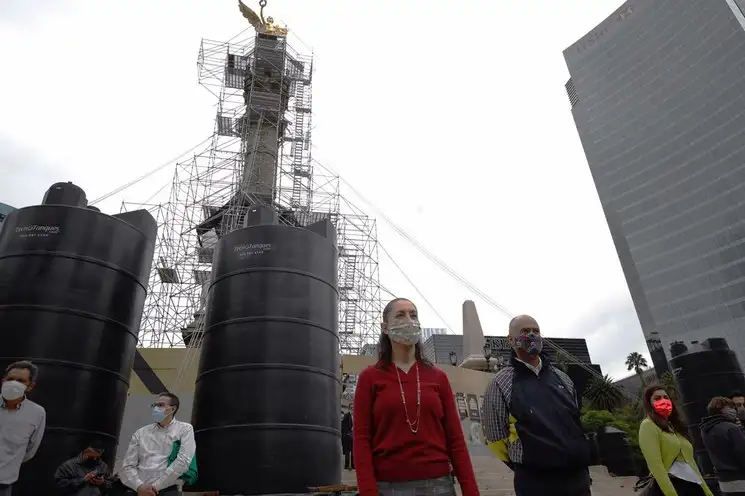 La Jefa de Gobierno de la Ciudad de México, Claudia Sheinbaum Pardo, junto con el el secretario de Obras, Jesús Esteva Medina, realizan el recorrido de supervisión por las obras de restauración del Ángel de la Independencia, sobre Paseo de la Reforma, en la capital. Foto Cristina Rodríguez

