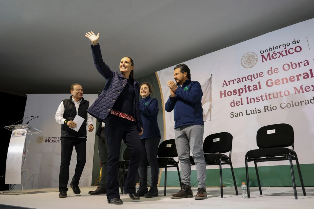 La presidenta Claudia Sheinbaum saluda a la gente que acudió a su acto en San Luis Río Colorado, Sonora. Foto