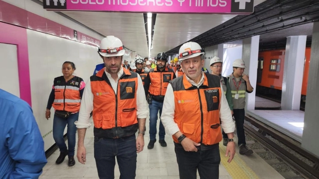 El secretario de Movilidad de CDMX, Andrés Lajous (izq) y el director del Metro, Guillermo Calderón (der) durante el recorrido. Foto SCT
