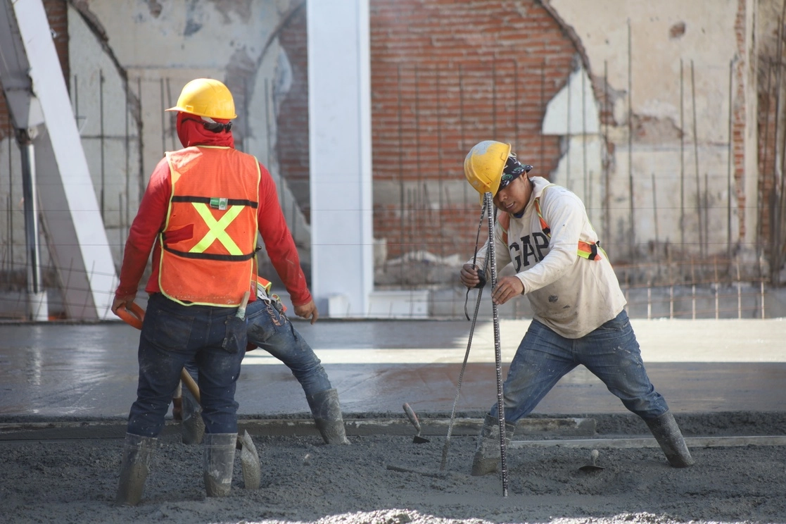 Trabajadores en las obras de la Unidad Multidisciplinaria. Foto Jorge A. Pérez Alfonso
