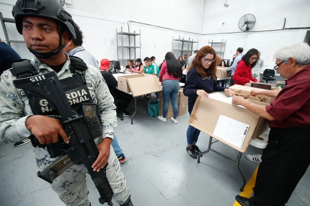 Empleados del instituto revisaron el mecanismo de envío. A pesar de que 70 por ciento de mexicanos residentes en el exterior decidieron votar vía Internet, el resto lo hará a través del sufragio postal, informaron autoridades. Foto Cristina Rodríguez