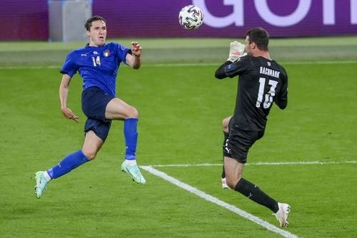 El italiano Federico Chiesa anotó el primer gol para encaminar la victoria 2-1 sobre los austriacos ayer en el estadio de Wembley. Foto Ap
