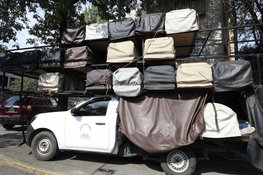 La pandemia ha dejado en el mundo dos millones 978 mil 697 muertes. En la imagen, una camioneta con ataúdes provee a las funerarias cercanas al Hospital General de México, en la Ciudad de México, el 15 de abril de 2021. Foto Yazmín Ortega Cortés 