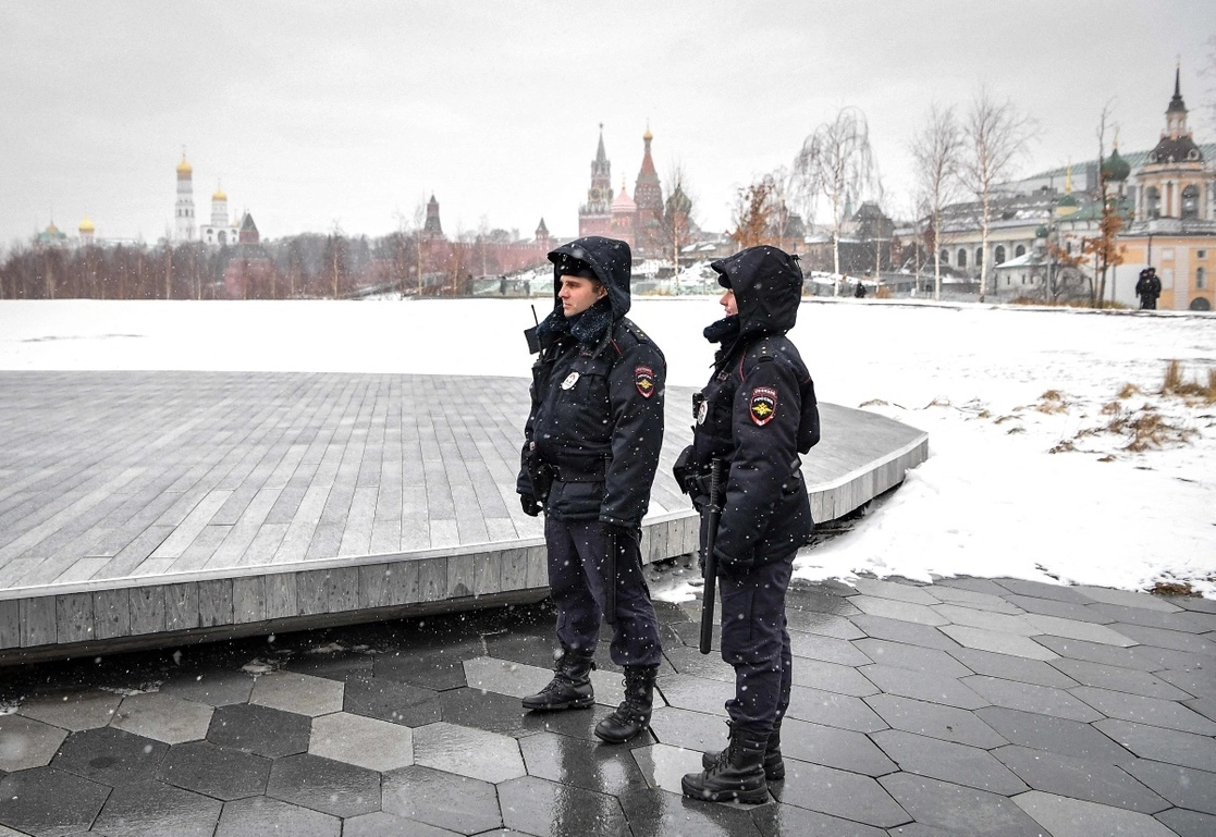 Oficiales de policía patrullan la zona cercana al Kremlin, en Moscú. Foto Afp / Archivo