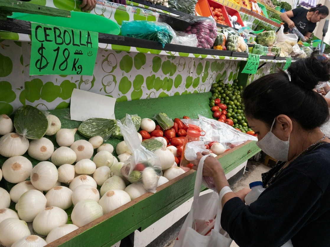 En el mejor de los escenarios, las medidas en su conjunto podrían reducir hasta en 1.5 puntos porcentuales la inflación esperada para el cierre de año, de manera que ésta pueda cerrar en torno a 5.5 por ciento y 6.5 por ciento, estimó la casa de bolsa Intercam. Foto Pablo Ramos