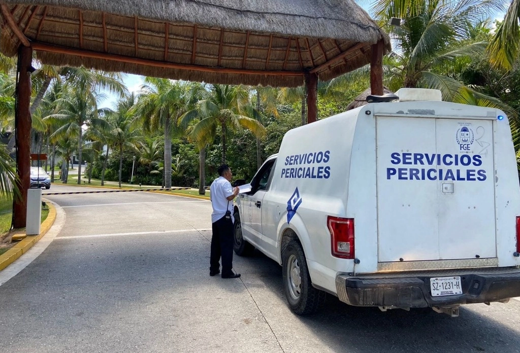 En la imagen, servicios periciales de Cancún arriban a la zona hotelera, donde fueron asesinados 3 presuntos narcomenudistas, en abril de 2023. Foto Cuartoscuro / Archivo   