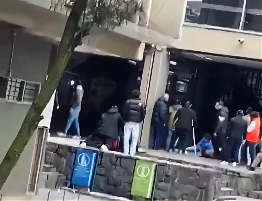 Agresiones contra jóvenes al interior de la Facultad de Contaduría y Administración de la UNAM, el 23 de noviembre de 2023. Imagen tomada de un video en redes sociales 