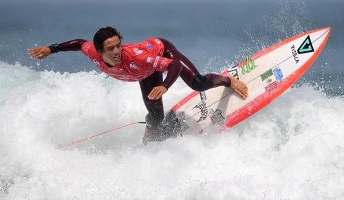 Jhony Corzo, campeón mundial de surf en 2017, es uno de los máximos representantes del surf mexicano, disciplina que considera vive el mejor momento de su historia debido a las grandes actuaciones de sus representantes tricolores. Foto Afp / Archivo