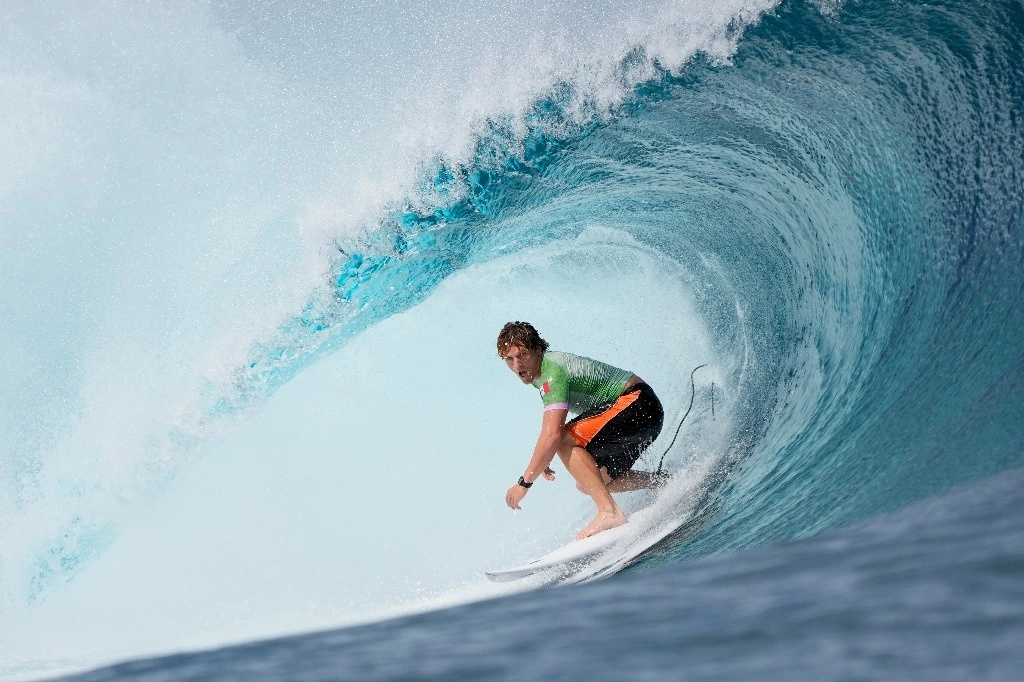 El surfista mexicano, Alex Cleland, sumar 14.34 puntos, para quedar en segundo sitio del heat seis en la playa de in Teahupo'o, Tahiti. Foto Ap