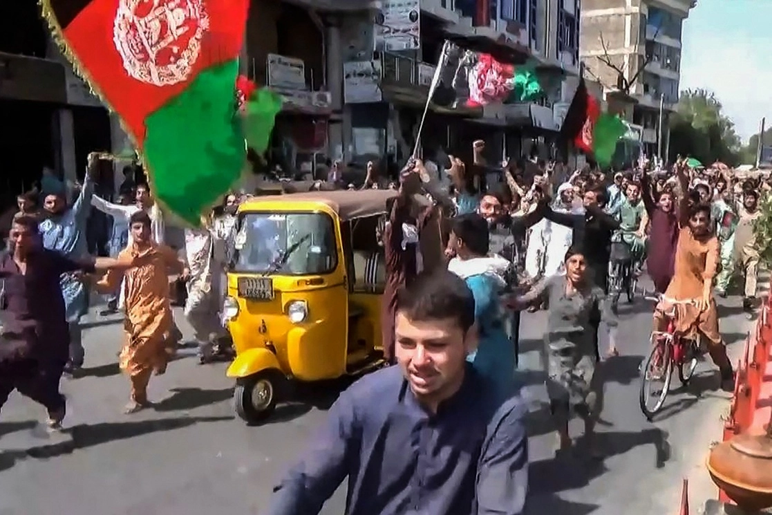 Ciudadanos afganos protestan con la bandera afgana, de colores negras, rojas y verdes, en la ciudad de Jalalabad, Afganistán, el 18 de agosto de 2021. Foto Pajhwok / Afp