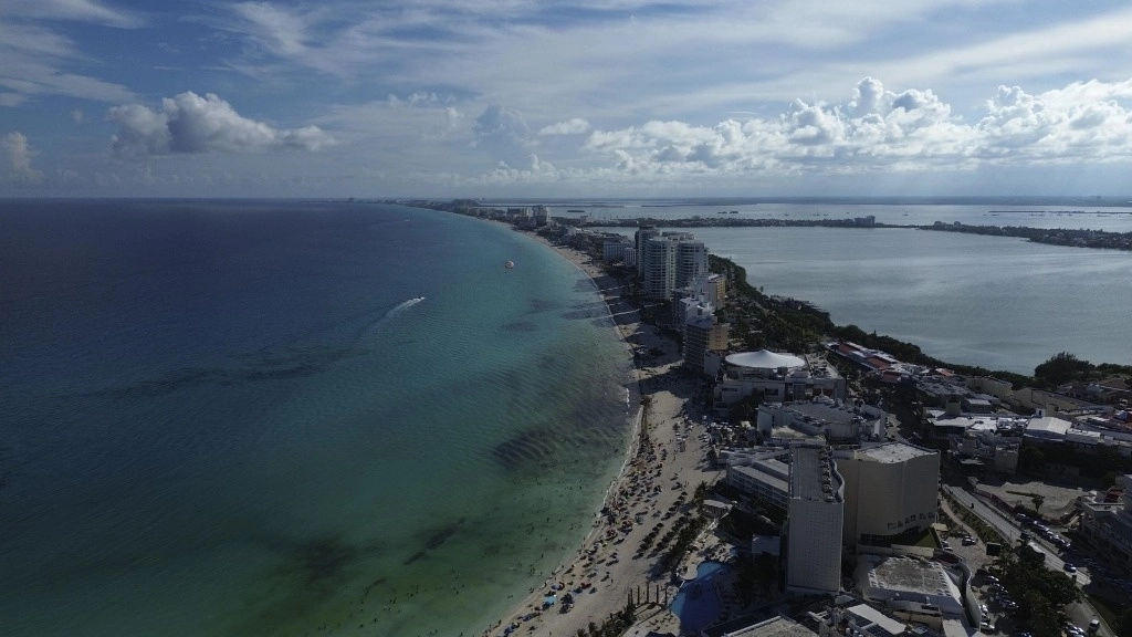 Estima que Cancún tiene más de 200 colonias irregulares a las que resulta difícil suministrar energía eléctrica. Foto Cuartoscuro/Archivo
