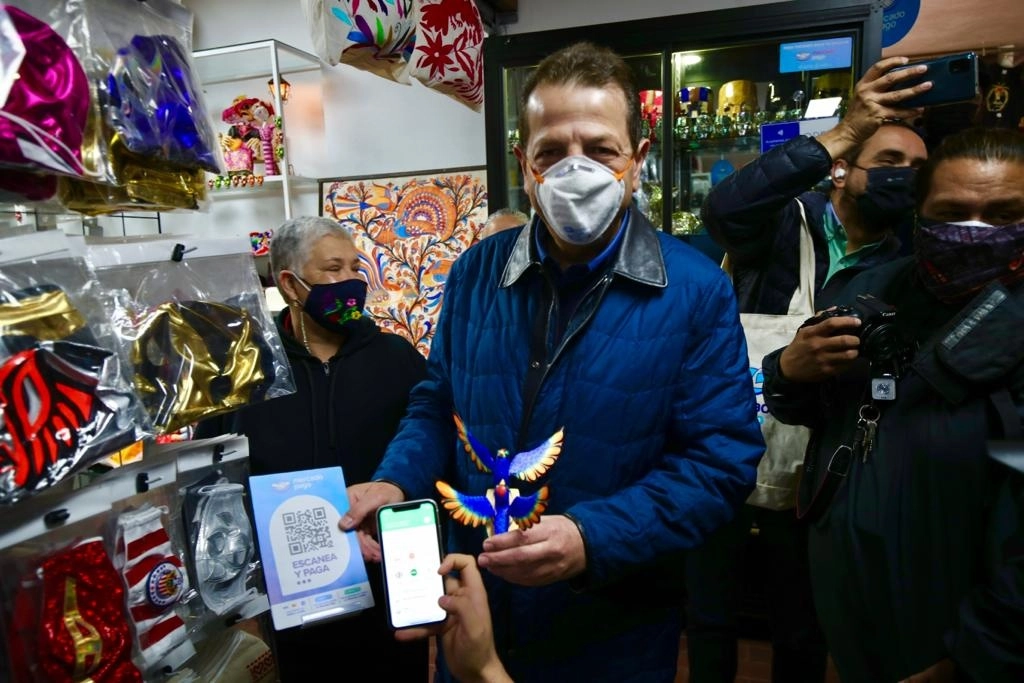 El secretario de Desarrollo Económico de la Ciudad de México, Fadlala Akabani Hneide, encabeza la presentación y demostración  oficial del "Programa de Digitalización de Mercados Públicos de la CDMX" en el Mercado de Artesanías y Curiosidades Mexicanas de San Juan, implementado en colaboración con Mercado Pago, en el Centro Histórico, el 16 de noviembre de 2021. Foto María Luisa Severiano


