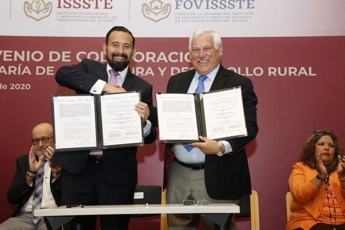 El vocal ejecutivo de Fovissste, Agustín Rodríguez y López y el titular de la Sader, Víctor Villalobos, tras la firma del convenio. Foto @FOVISSSTEmx

, firmaron un convenio de colaboración para otorgar más financiamientos y certificados de créditos para la adquisición de vivienda.