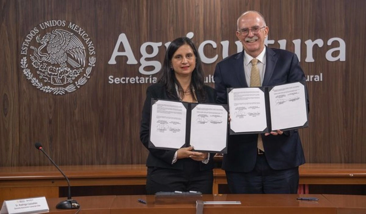 La ministra de Agricultura de Chile, María Ignacia Fernández Gatica, y el secretario de Agricultura de México, Julio Berdegué Sacristán. 
