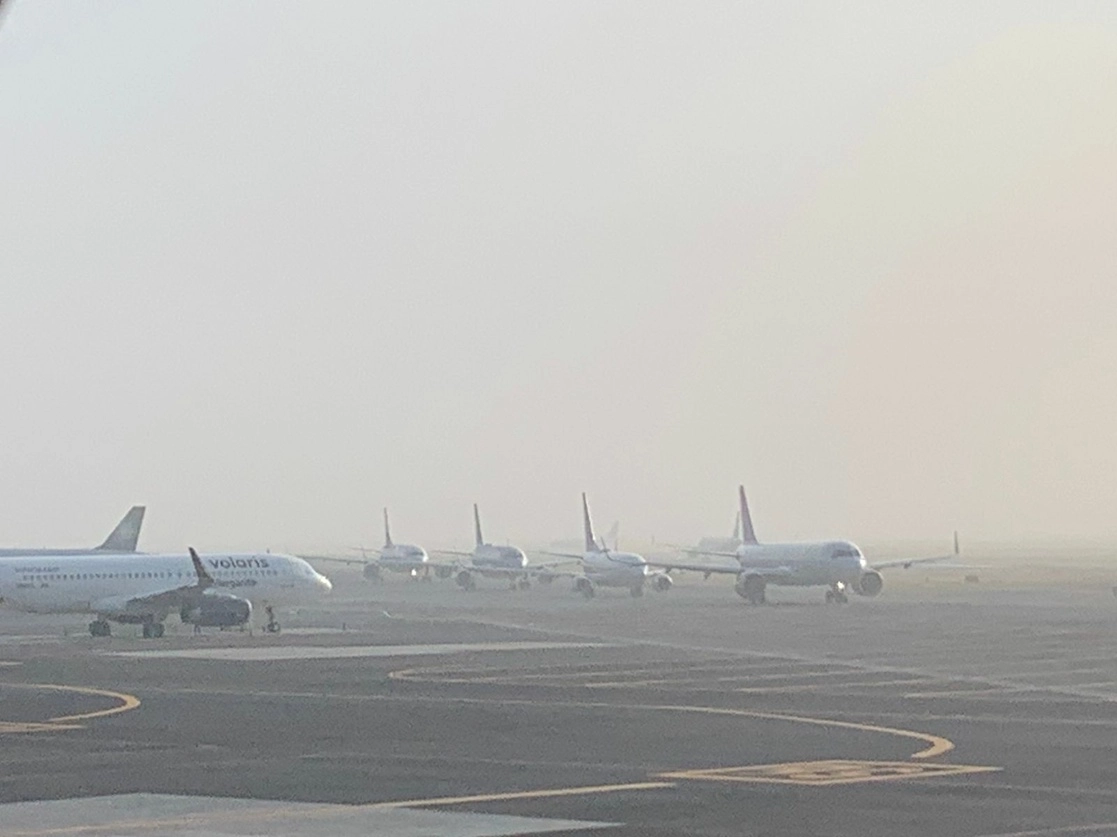 A las 8 de la mañana, el aeropuerto capitalino reportó en su cuenta de Twitter que debido a un banco de niebla algunos vuelos sufrirán cambios en sus itinerarios, el 20 de octubre de 2021. Foto Alfredo Domínguez

