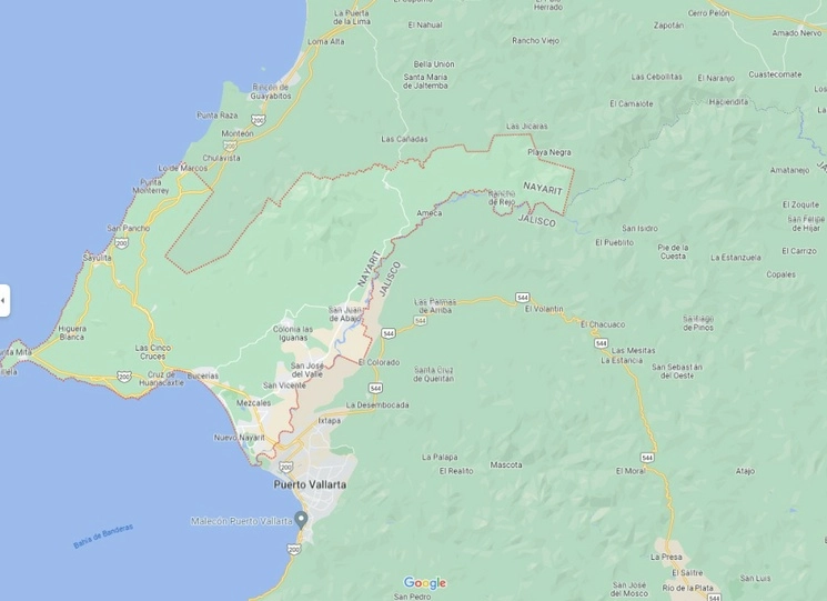 Los cerros de basura en la franja turística son una preocupación para el gobierno municipal que encabeza la morenista Mirtha Villalvazo Amaya. Imagen tomada de Google Maps